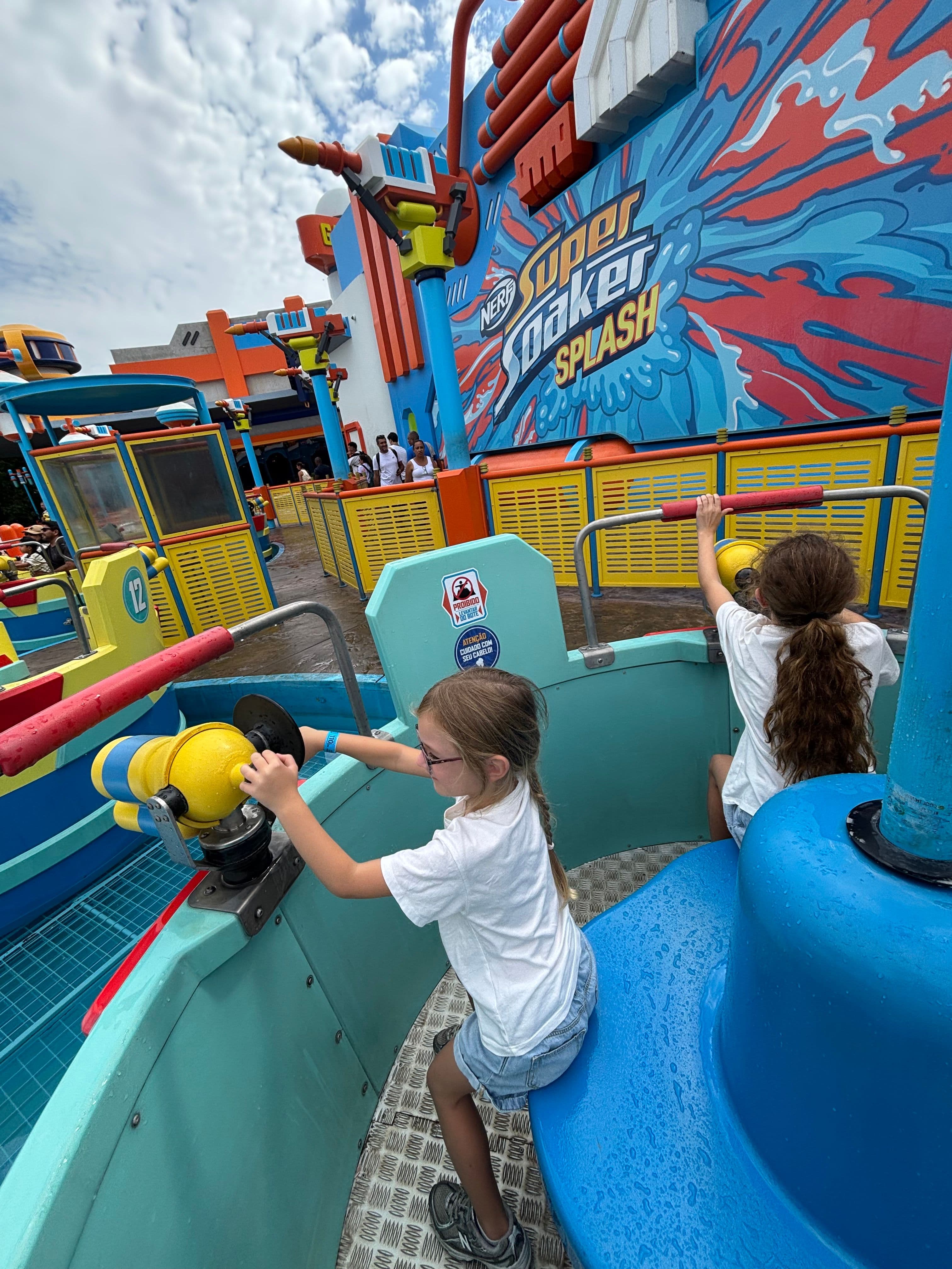 enfants dans l'attraction Super Soaker Splash au park d'attraction Beto Carrero world