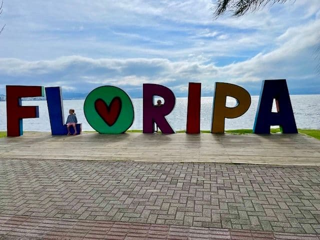 Lettres géantes de floripa à Beira-Mar Nord à Florianopolis
