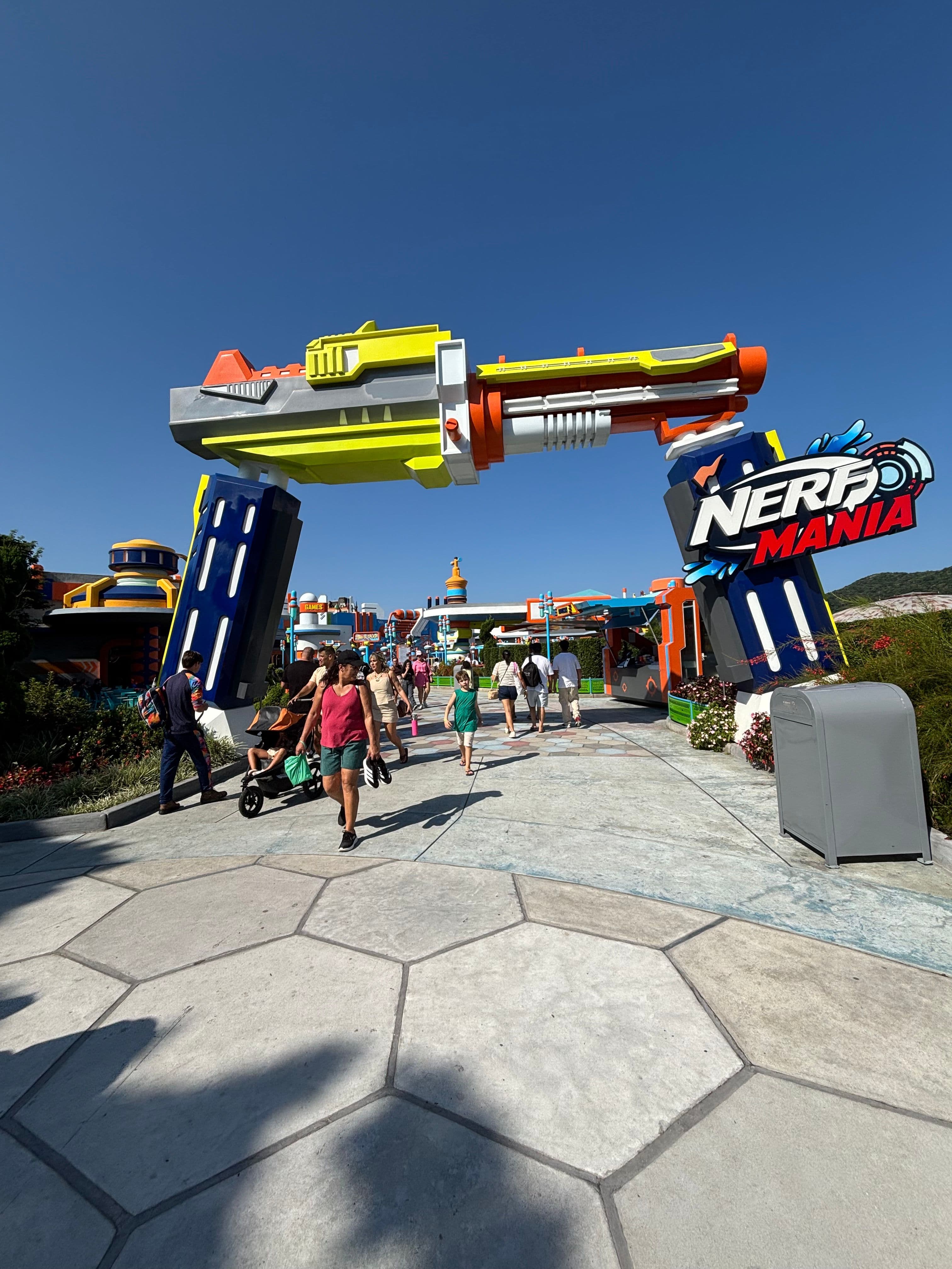 Pistola Nerf gigante no parque de diversões.