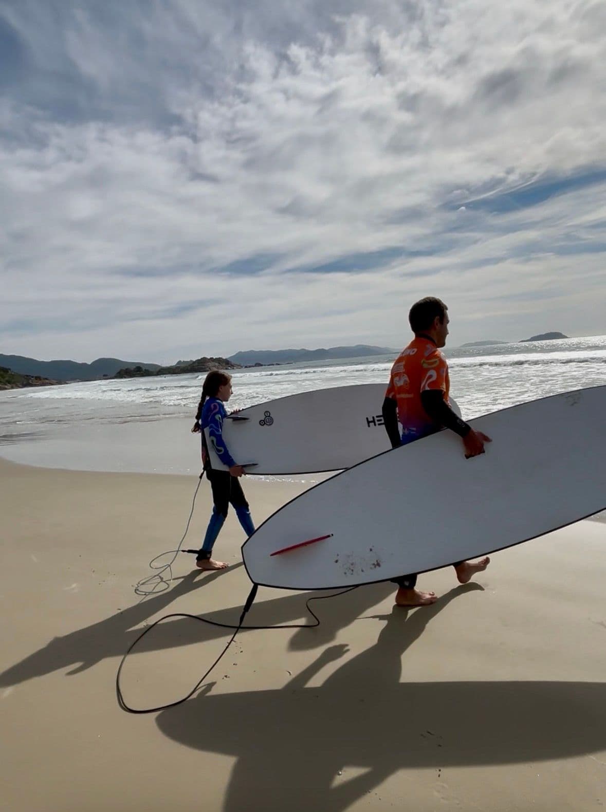 Surfeurs à la plage de Matadeiro