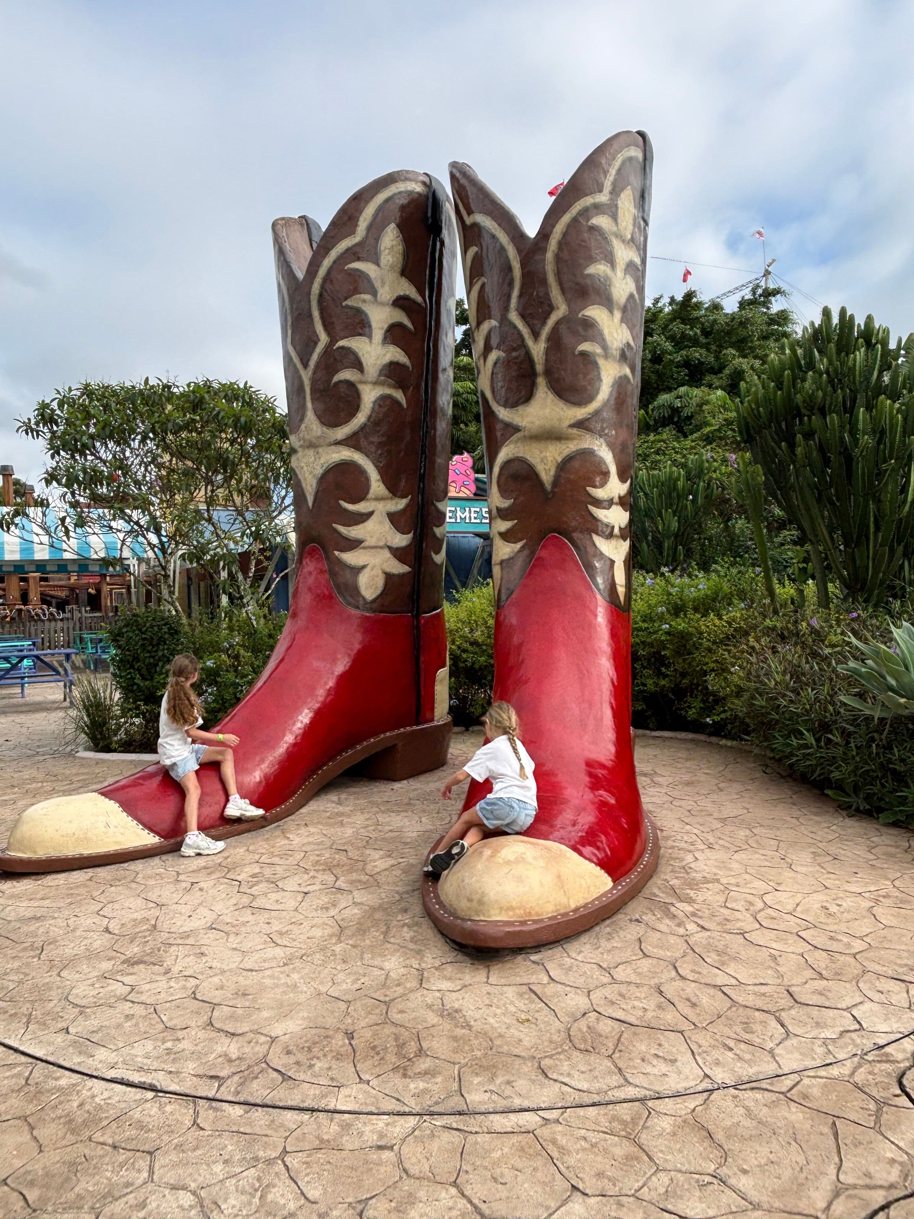 Big cowboy boots with children sitting on them au park d'attraction beto carrero world